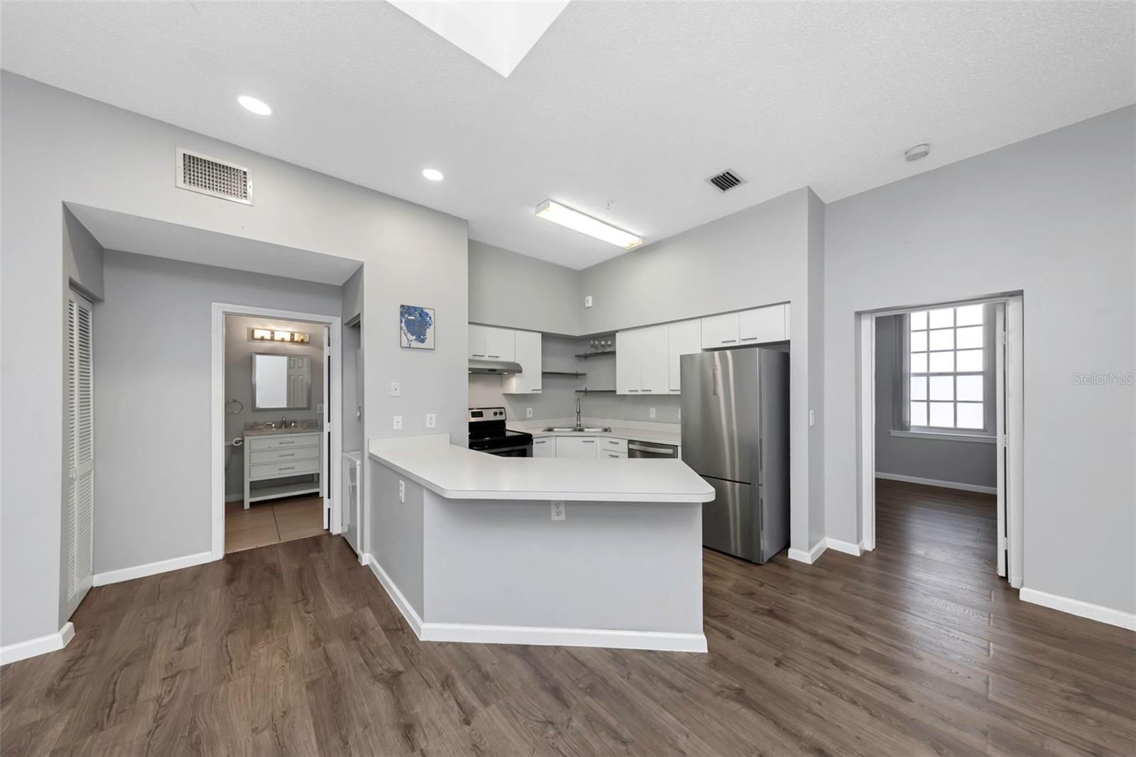 Image 22 of 29 For 701 Mirror Lake Dr N Drive N 118