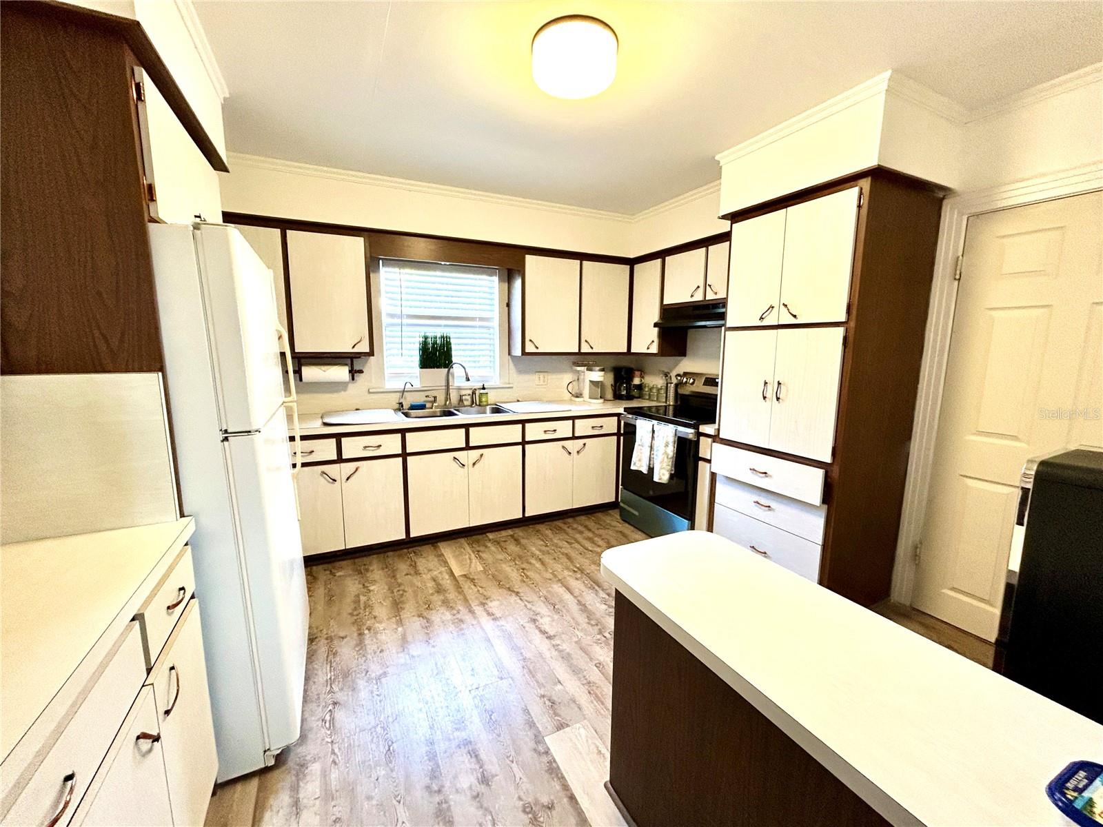 Image 4 of 16 For 265 Bay Avenue