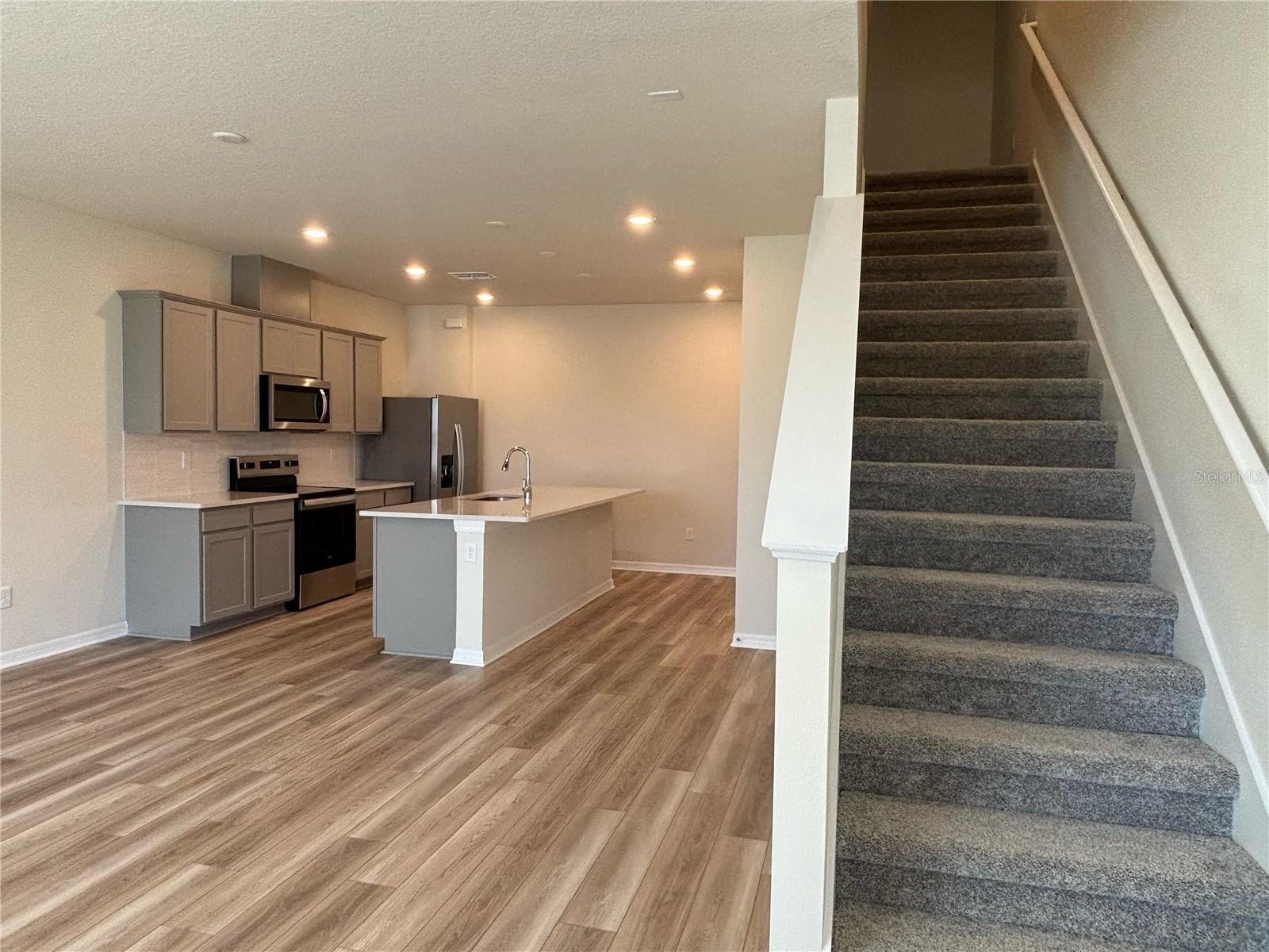 Image 4 of 32 For 6403 Breeze Filled Lane