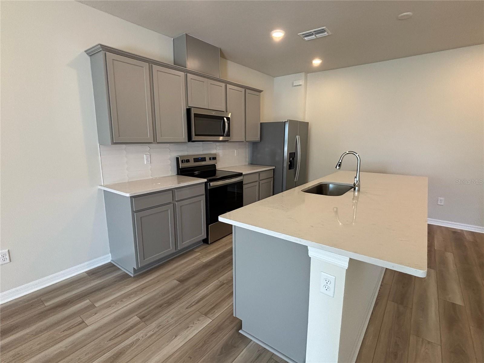 Image 6 of 32 For 6403 Breeze Filled Lane