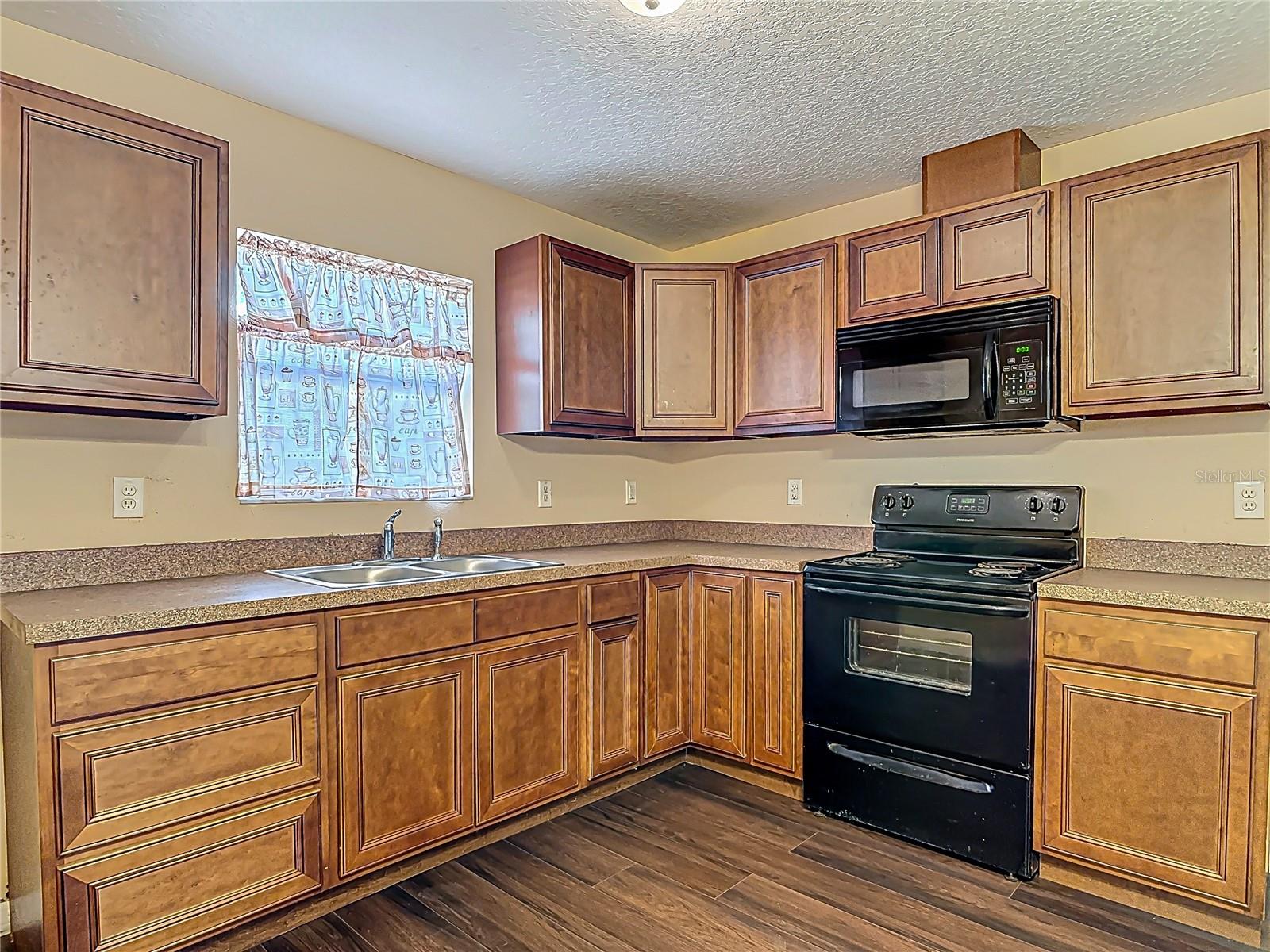 Image 4 of 32 For 604 Duss Street