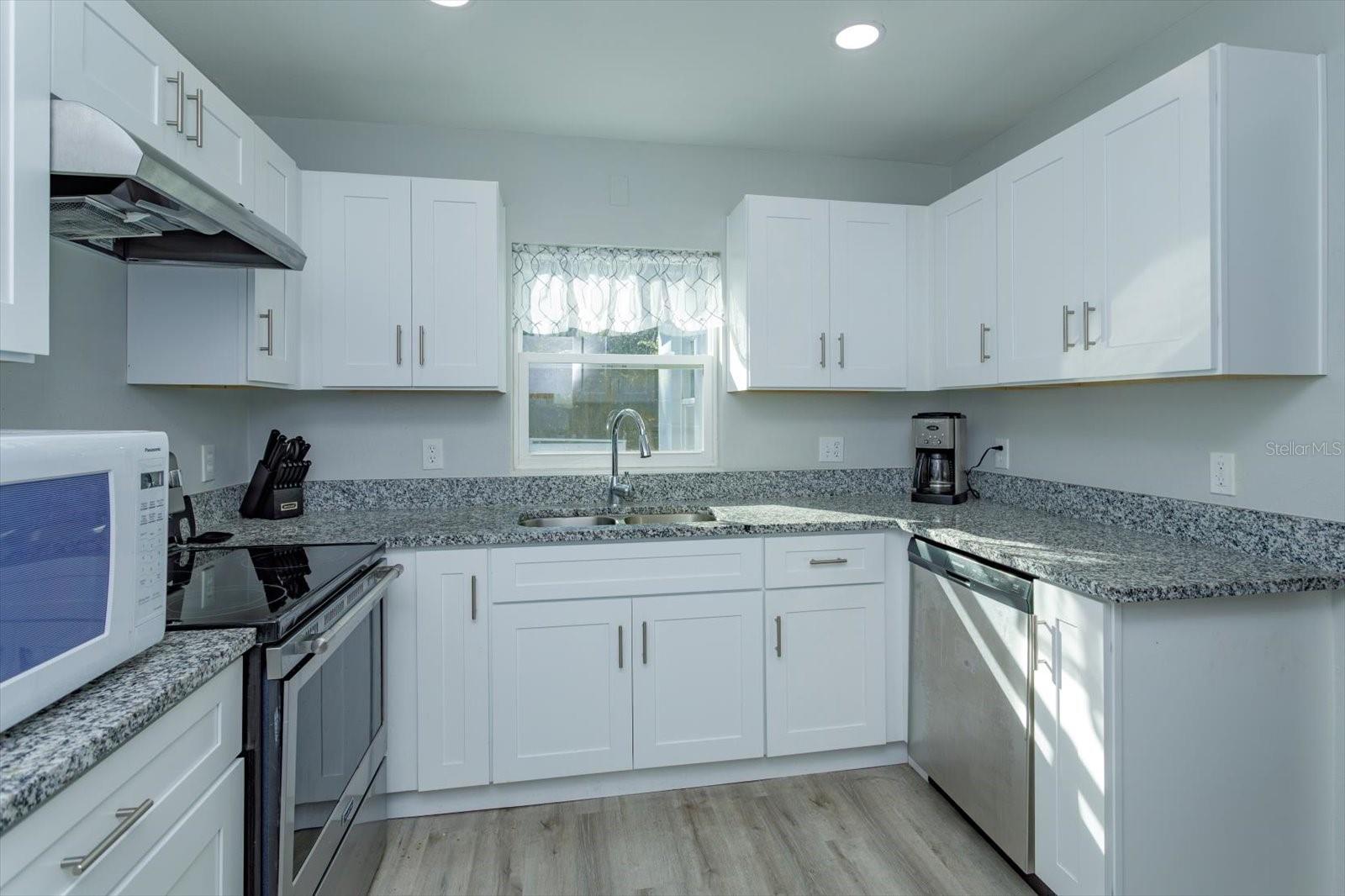 Image 11 of 29 For 458 University Avenue