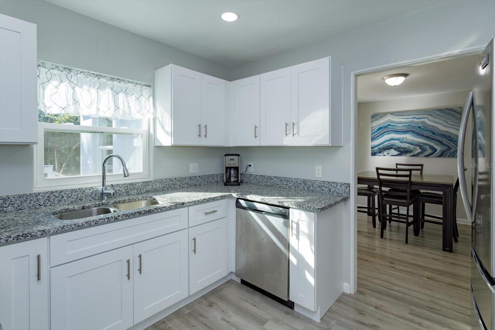 Image 12 of 29 For 458 University Avenue