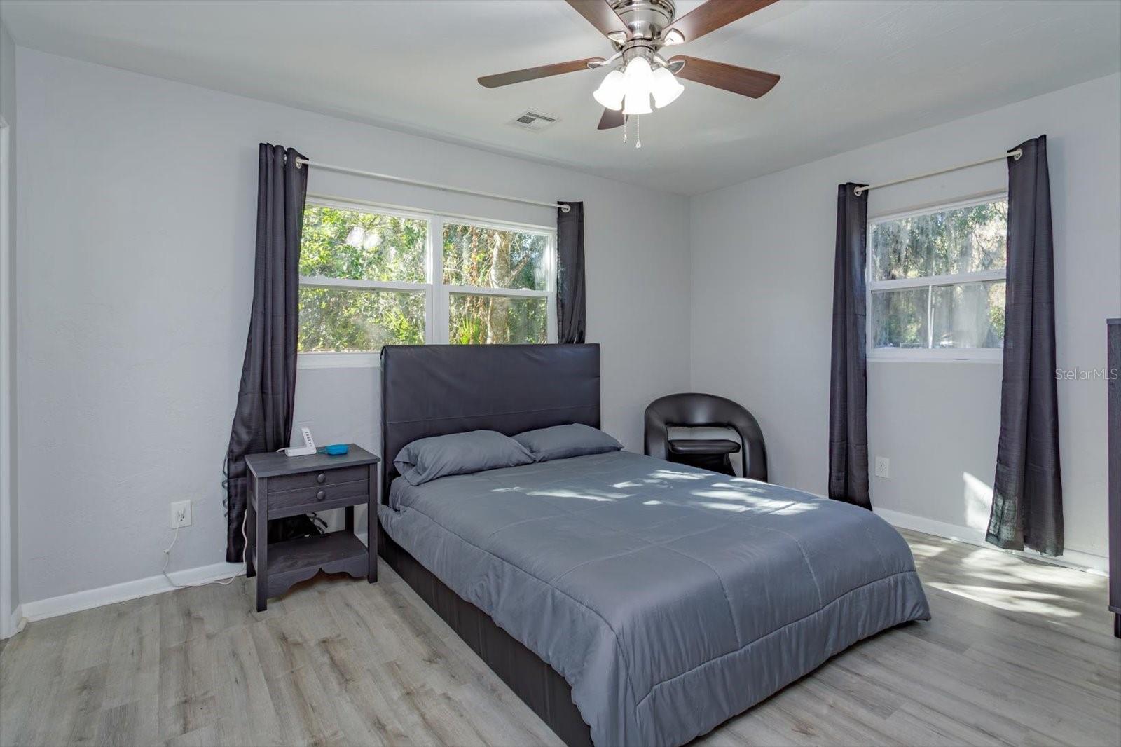 Image 17 of 29 For 458 University Avenue