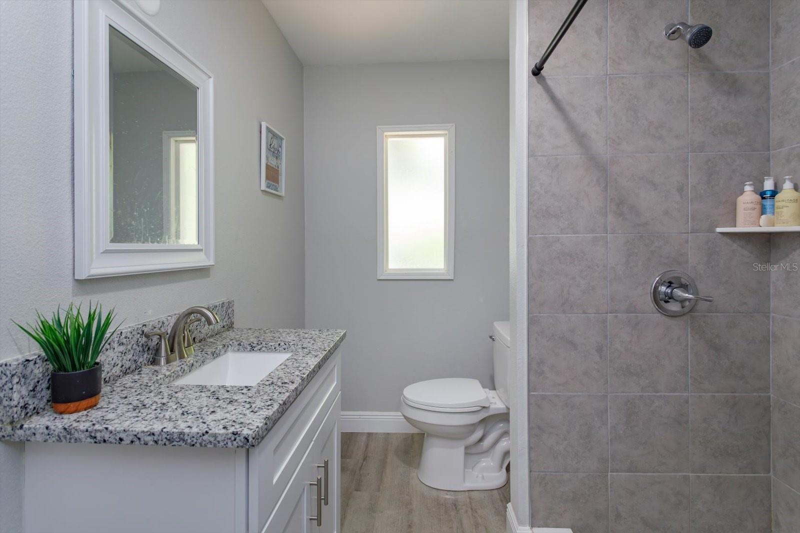 Image 20 of 29 For 458 University Avenue