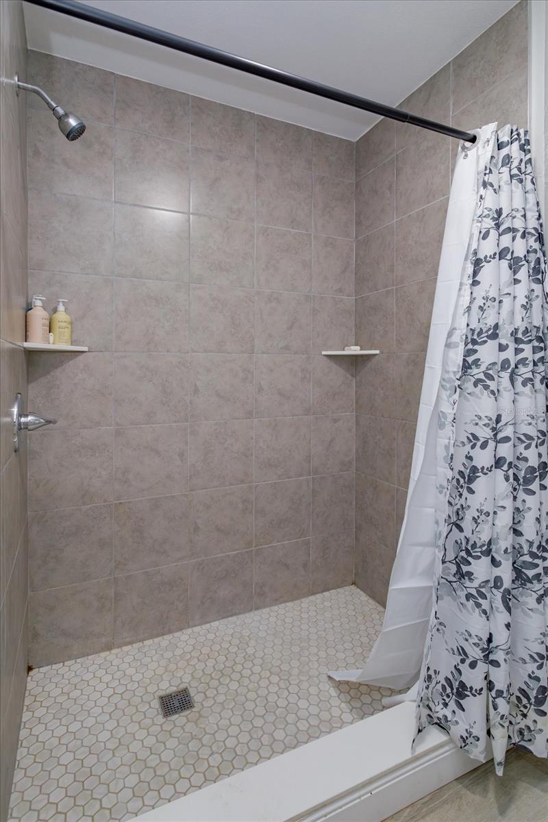 Image 21 of 29 For 458 University Avenue