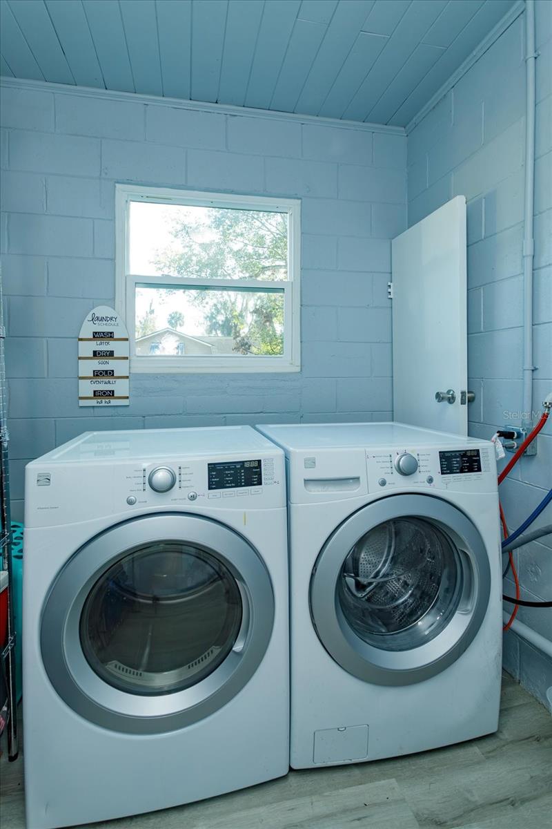 Image 23 of 29 For 458 University Avenue