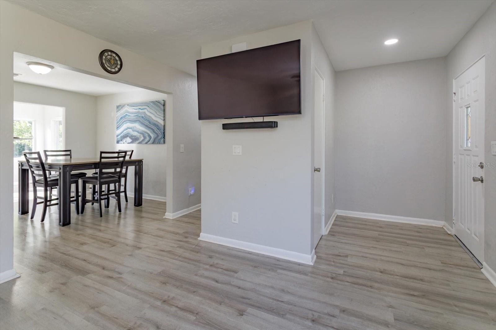 Image 5 of 29 For 458 University Avenue