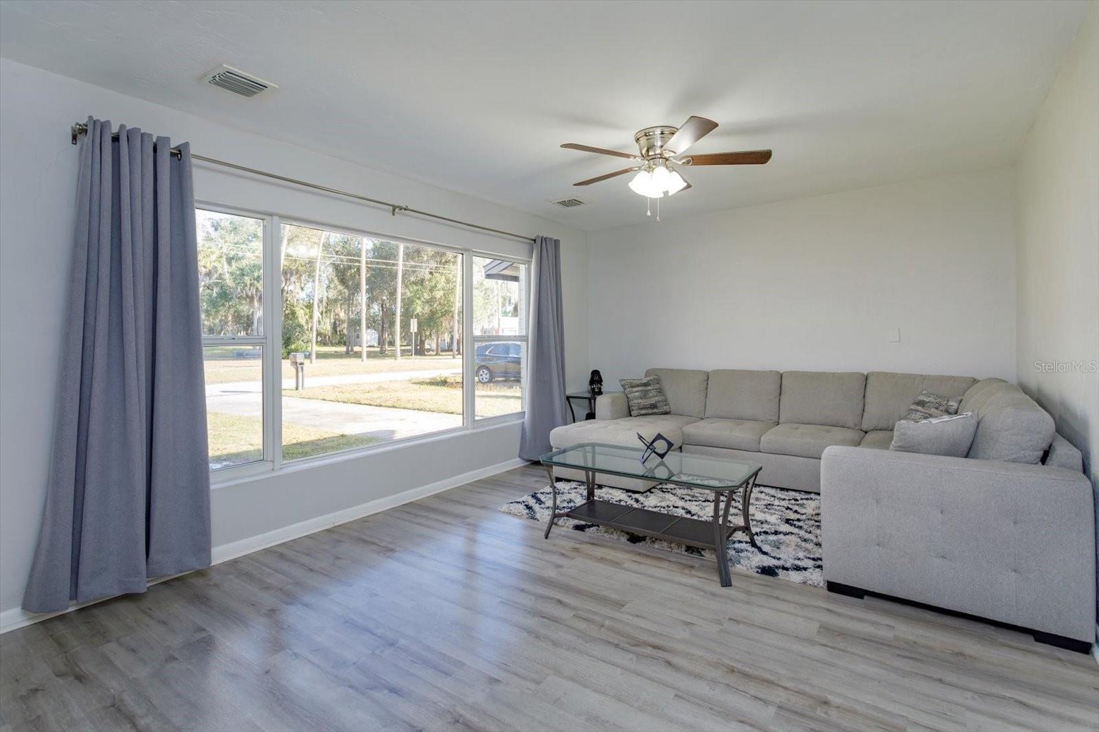 Image 6 of 29 For 458 University Avenue