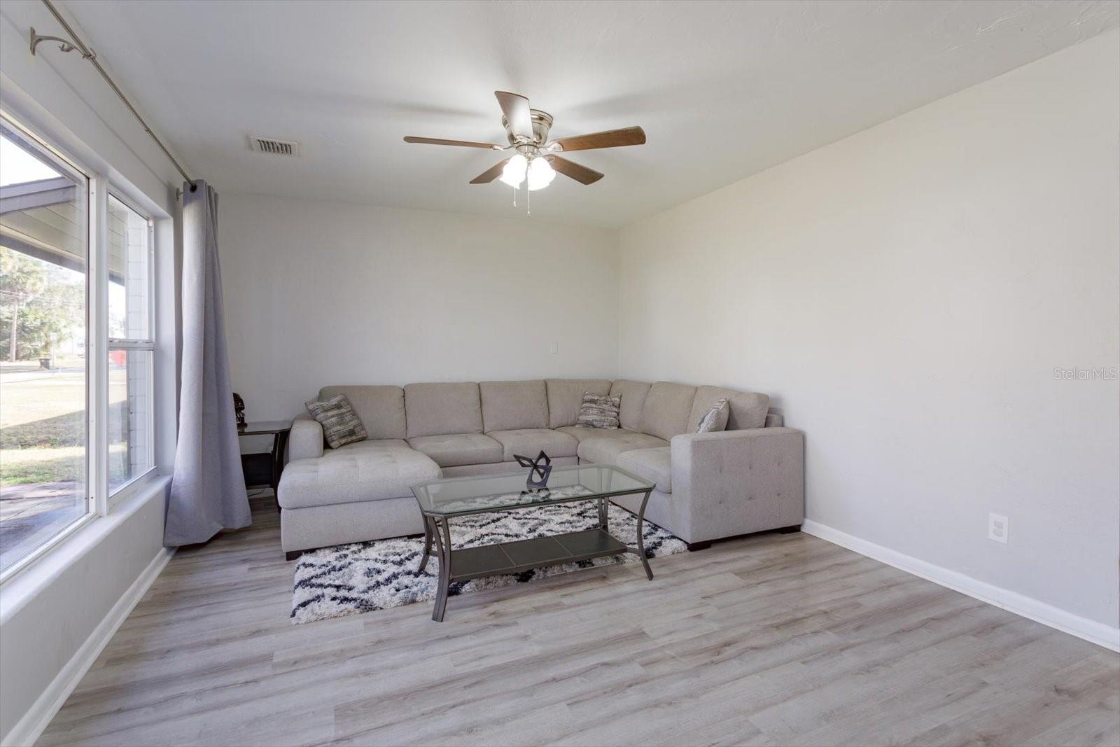 Image 7 of 29 For 458 University Avenue