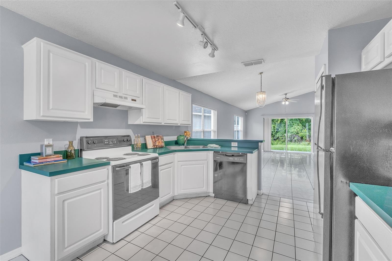 Image 17 of 53 For 4454 King Edward Drive