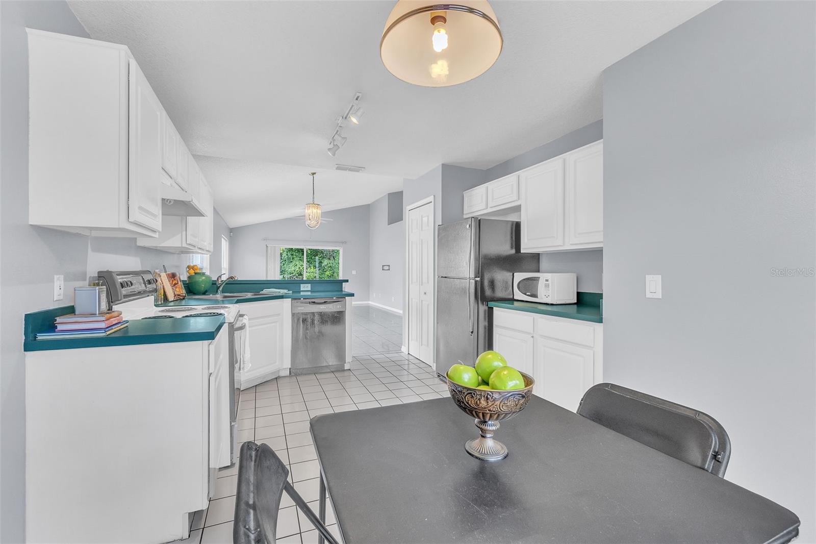 Image 21 of 53 For 4454 King Edward Drive