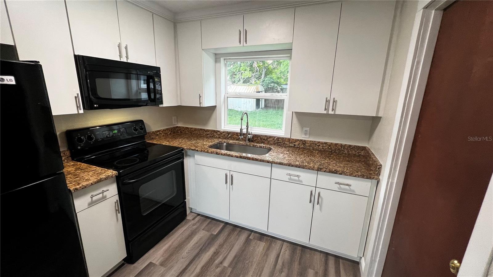 Image 8 of 24 For 1658 Hempel Avenue