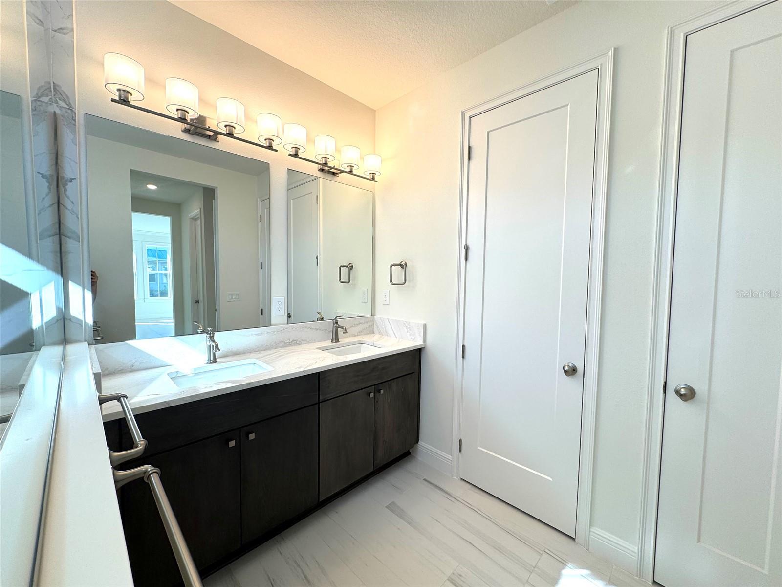 Image 21 of 37 For 9819 Gobat Alley