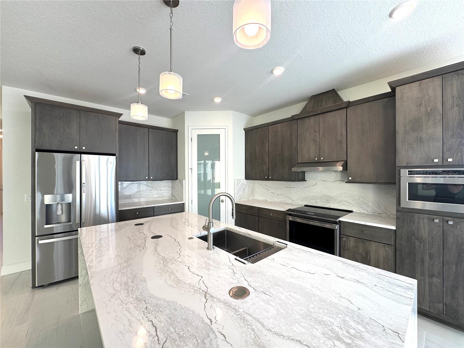 Image 5 of 37 For 9819 Gobat Alley