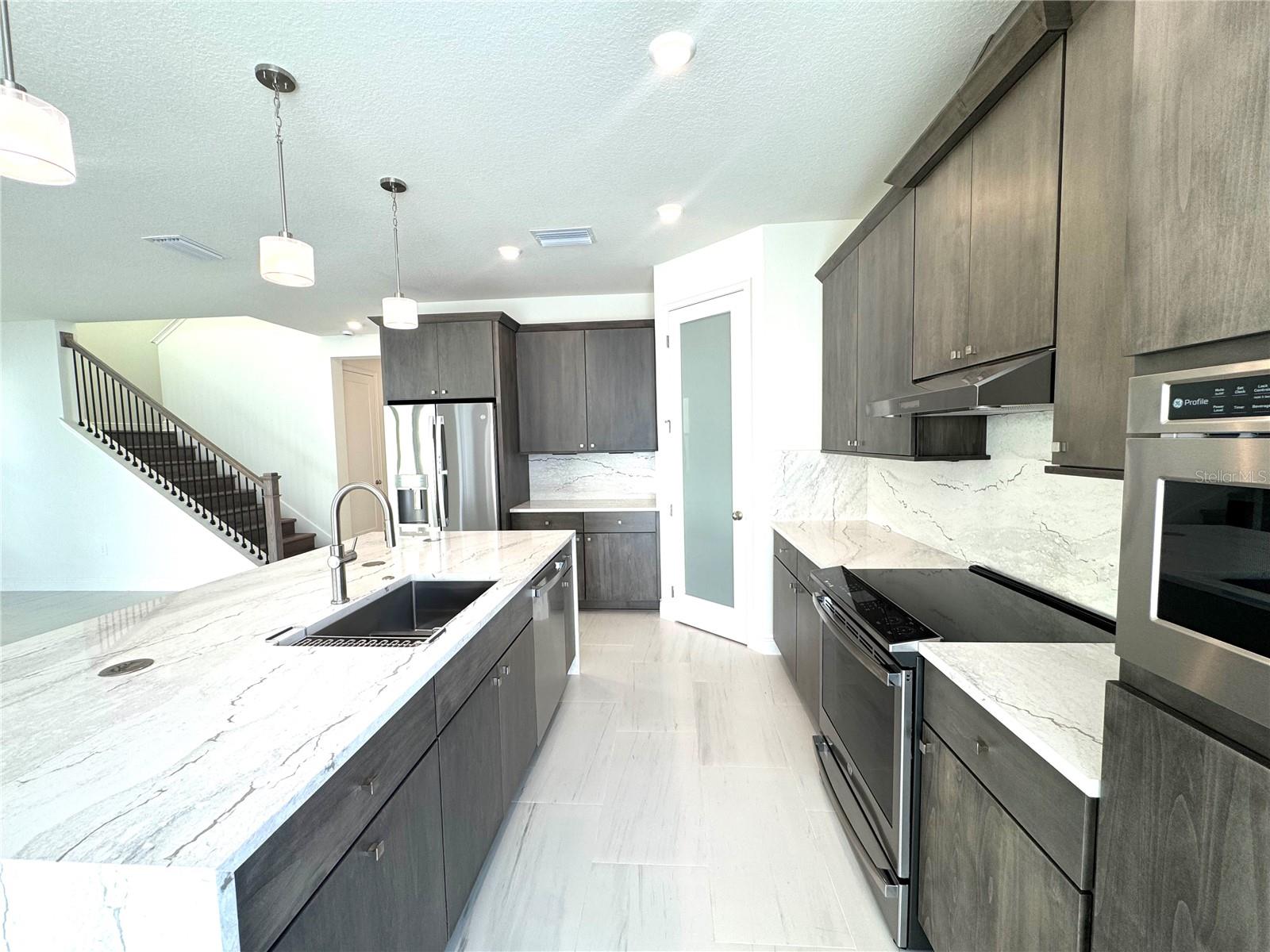 Image 6 of 37 For 9819 Gobat Alley