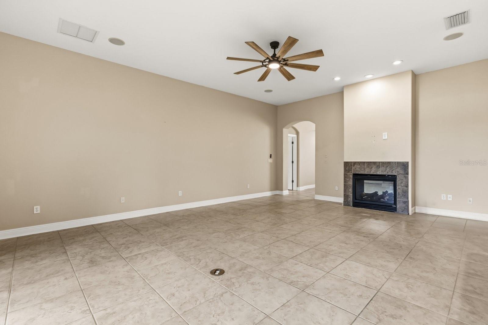 Image 10 of 33 For 402 Brentwood Club Cove