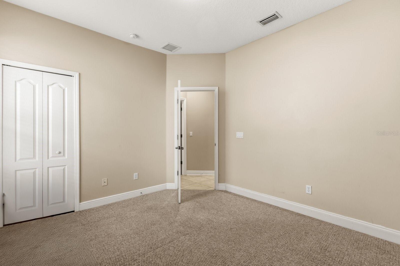 Image 18 of 33 For 402 Brentwood Club Cove