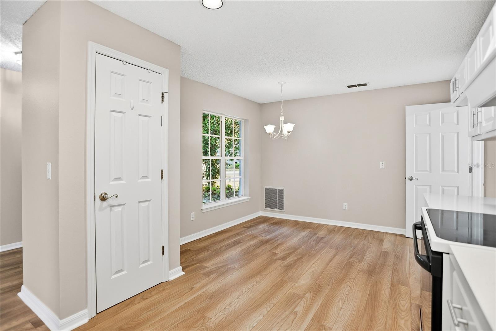 Image 7 of 30 For 6025 Spring Creek Court