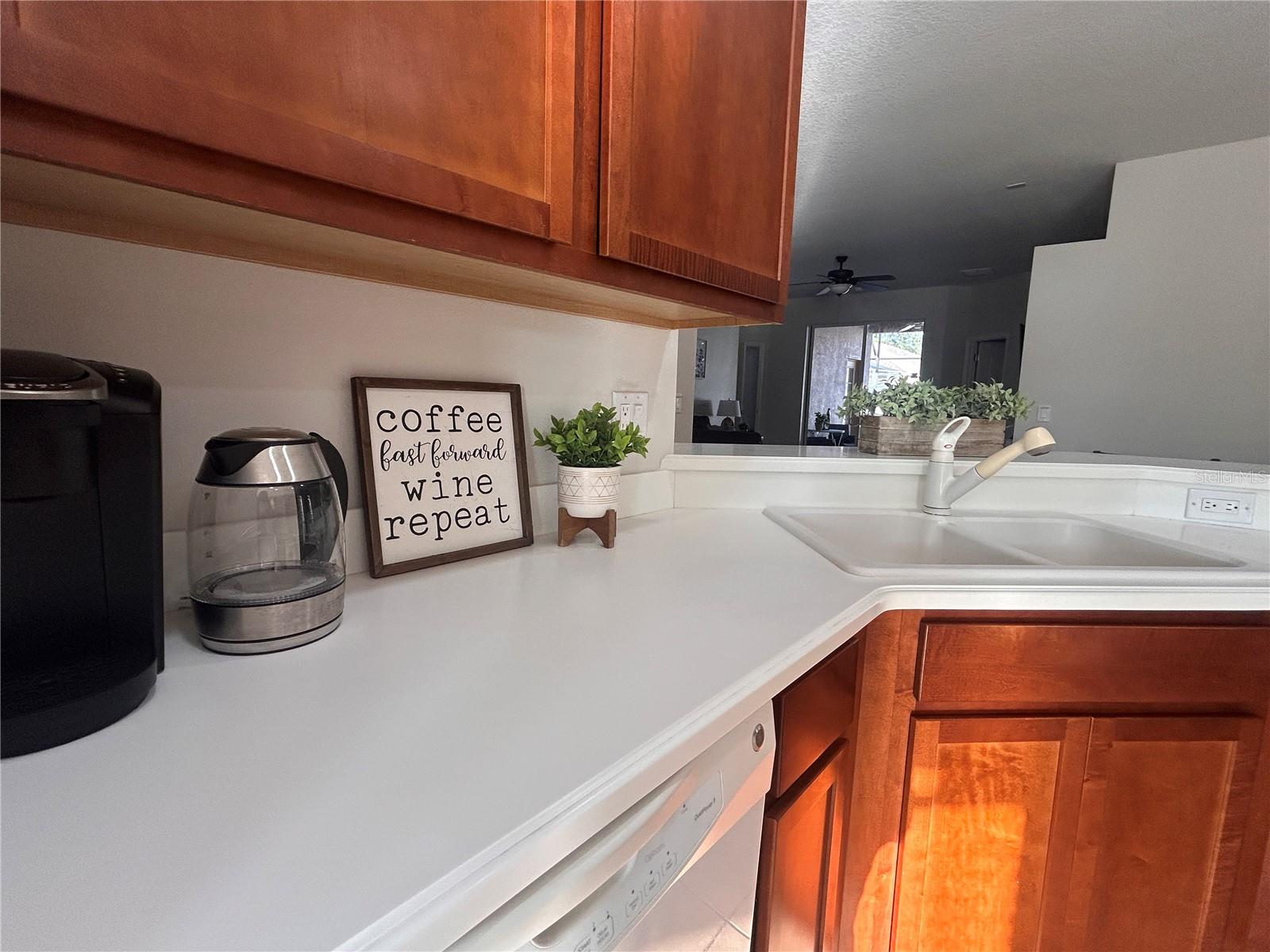 Image 10 of 60 For 872 Sussex Drive