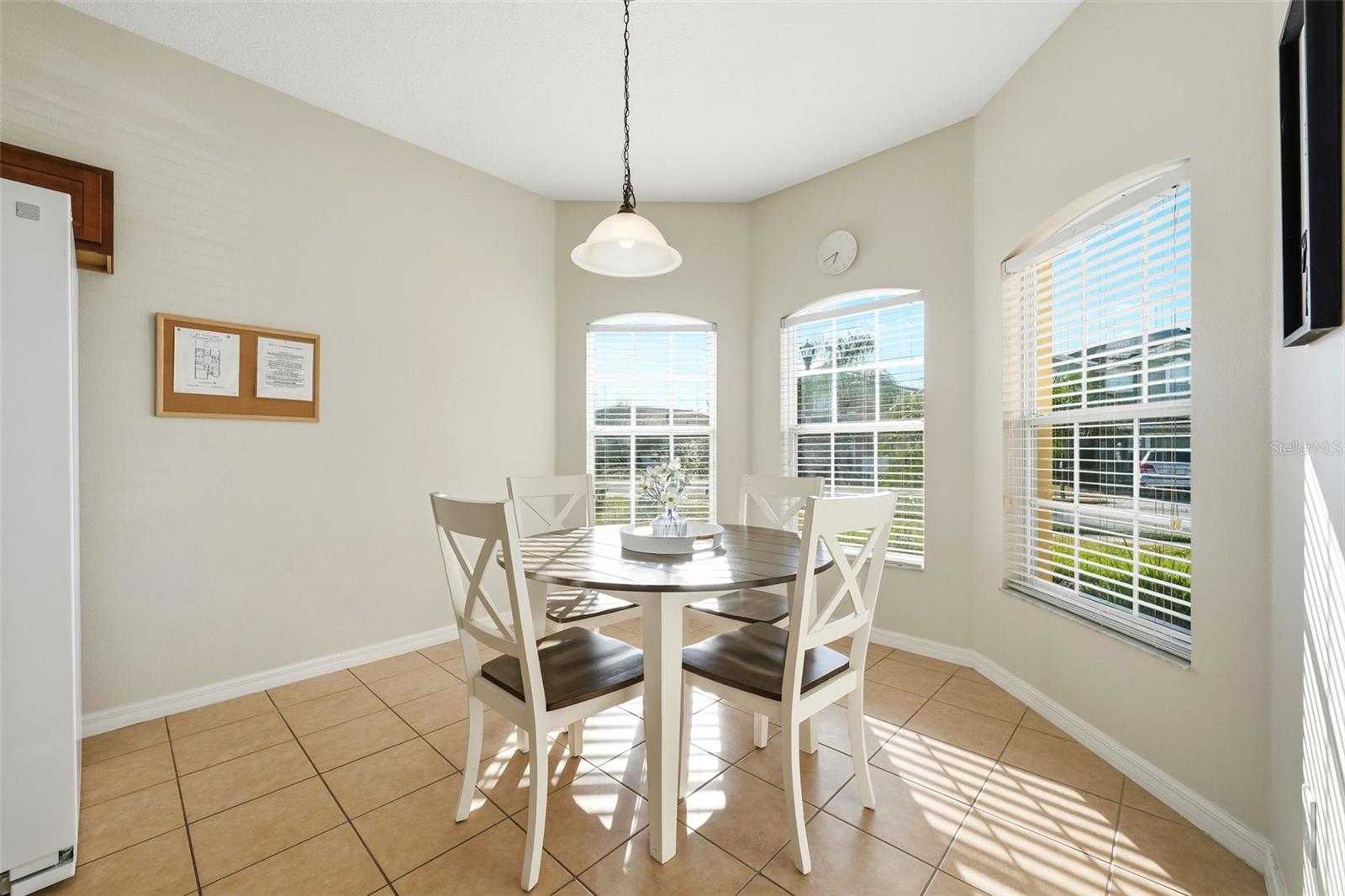 Image 7 of 60 For 872 Sussex Drive