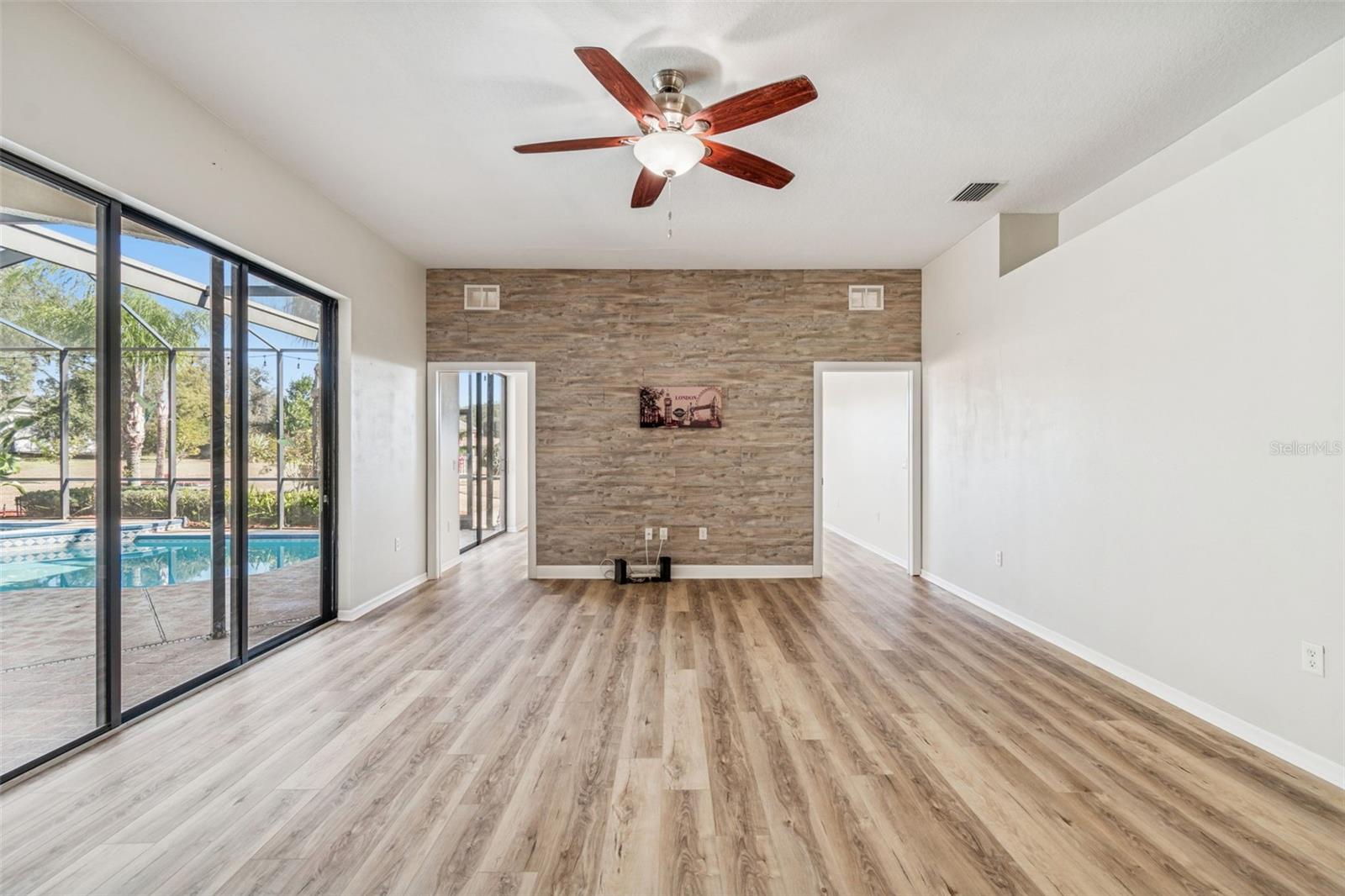 Listing photo id 8 for 14308 Willow Run