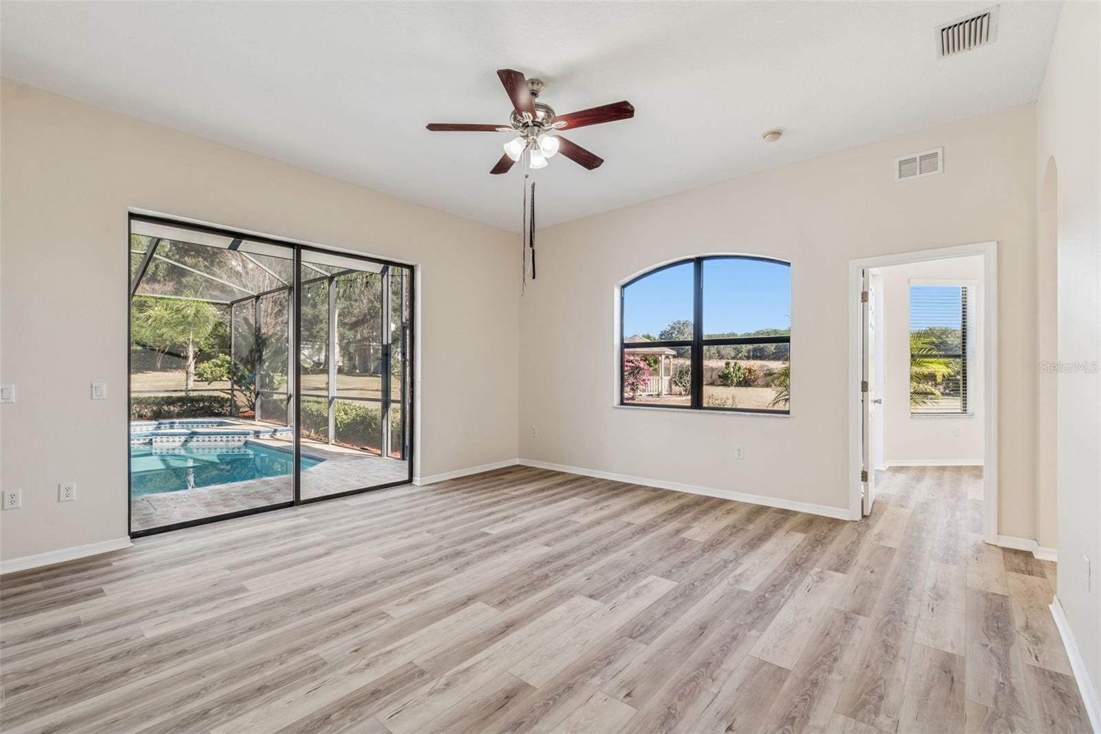 Listing photo id 15 for 14308 Willow Run