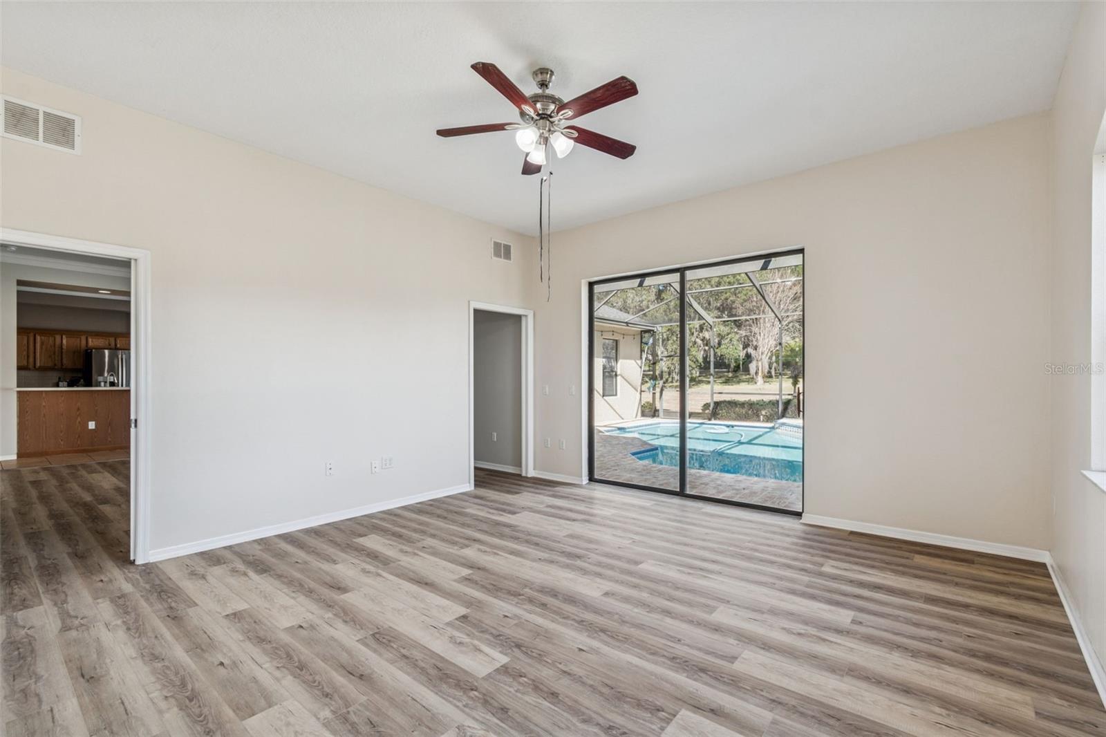 Listing photo id 16 for 14308 Willow Run