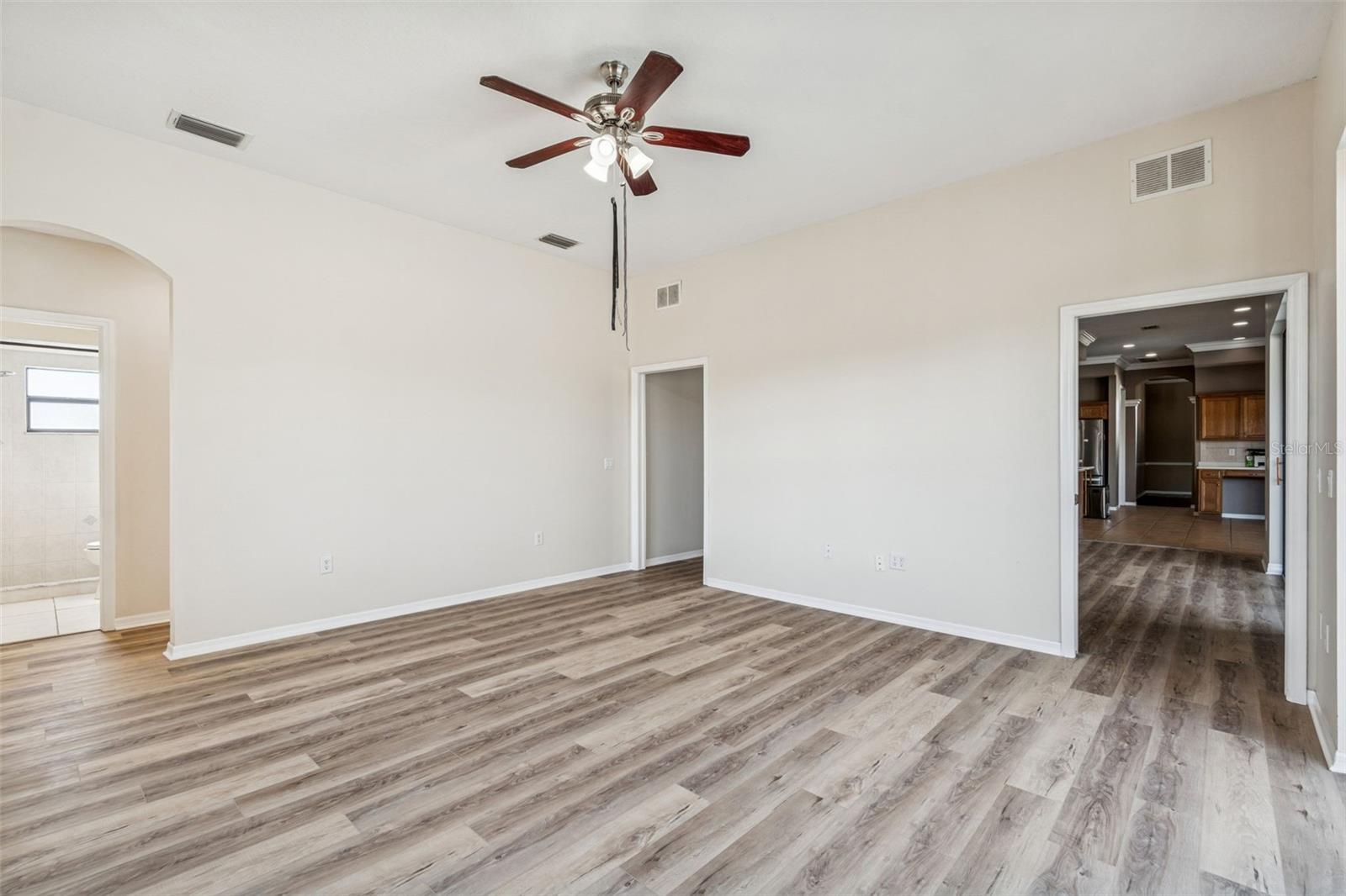 Listing photo id 17 for 14308 Willow Run