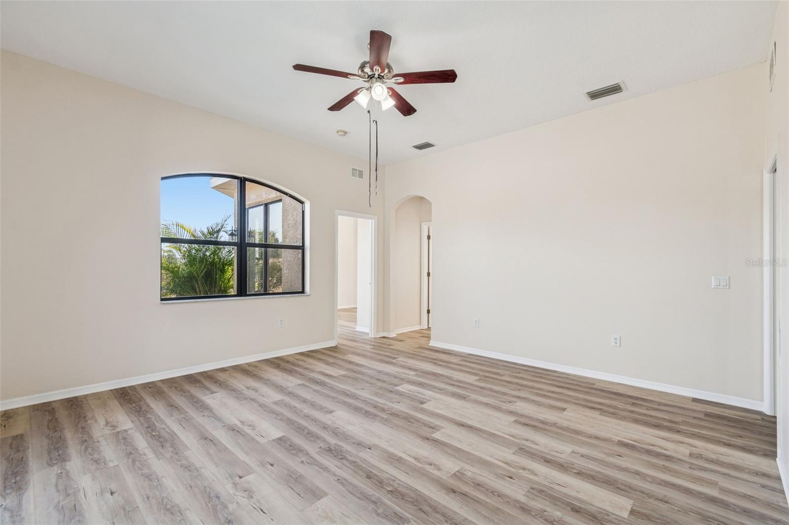 Listing photo id 21 for 14308 Willow Run