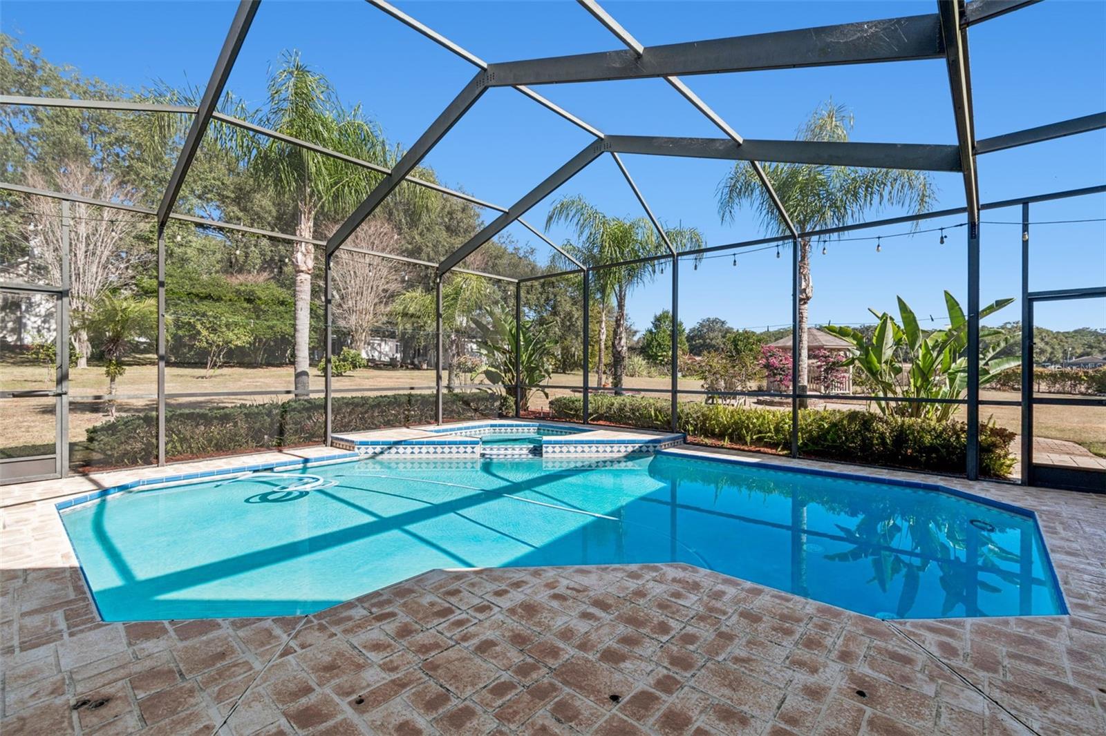 Listing photo id 2 for 14308 Willow Run