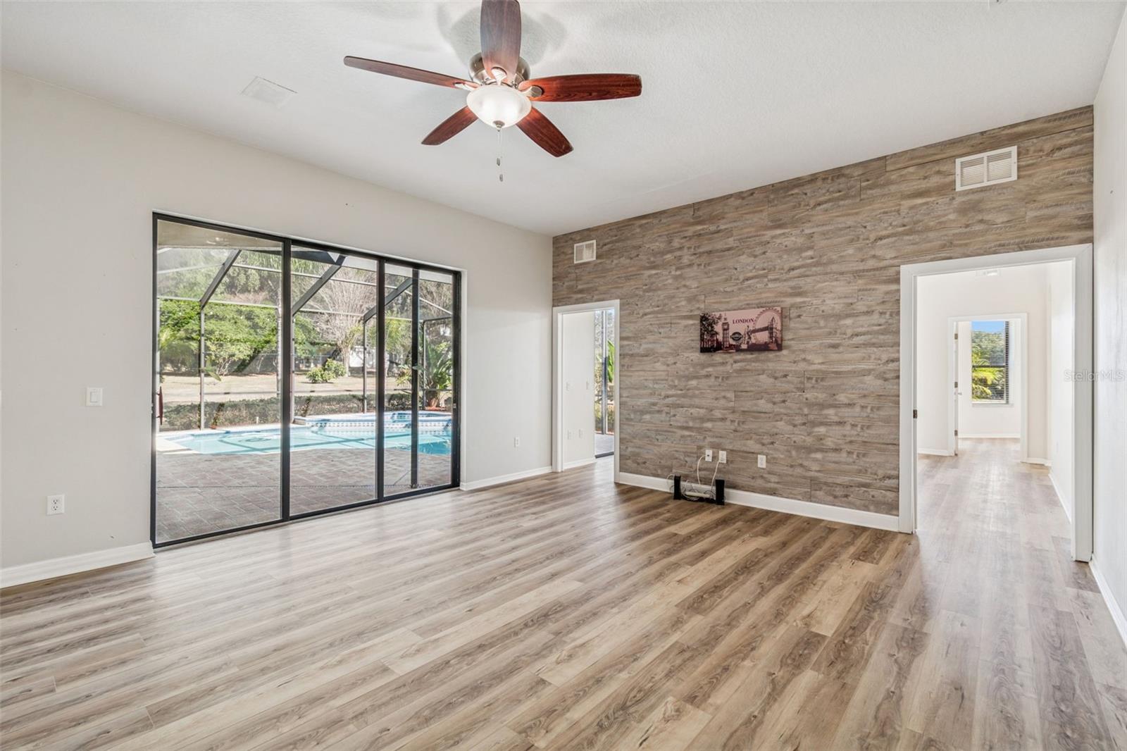 Listing photo id 7 for 14308 Willow Run