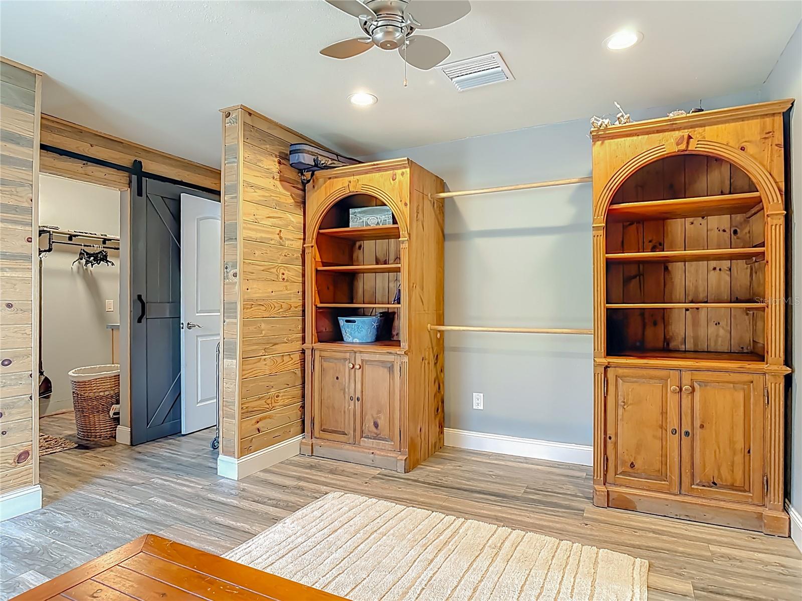 Image 22 of 66 For 2964 Little Court