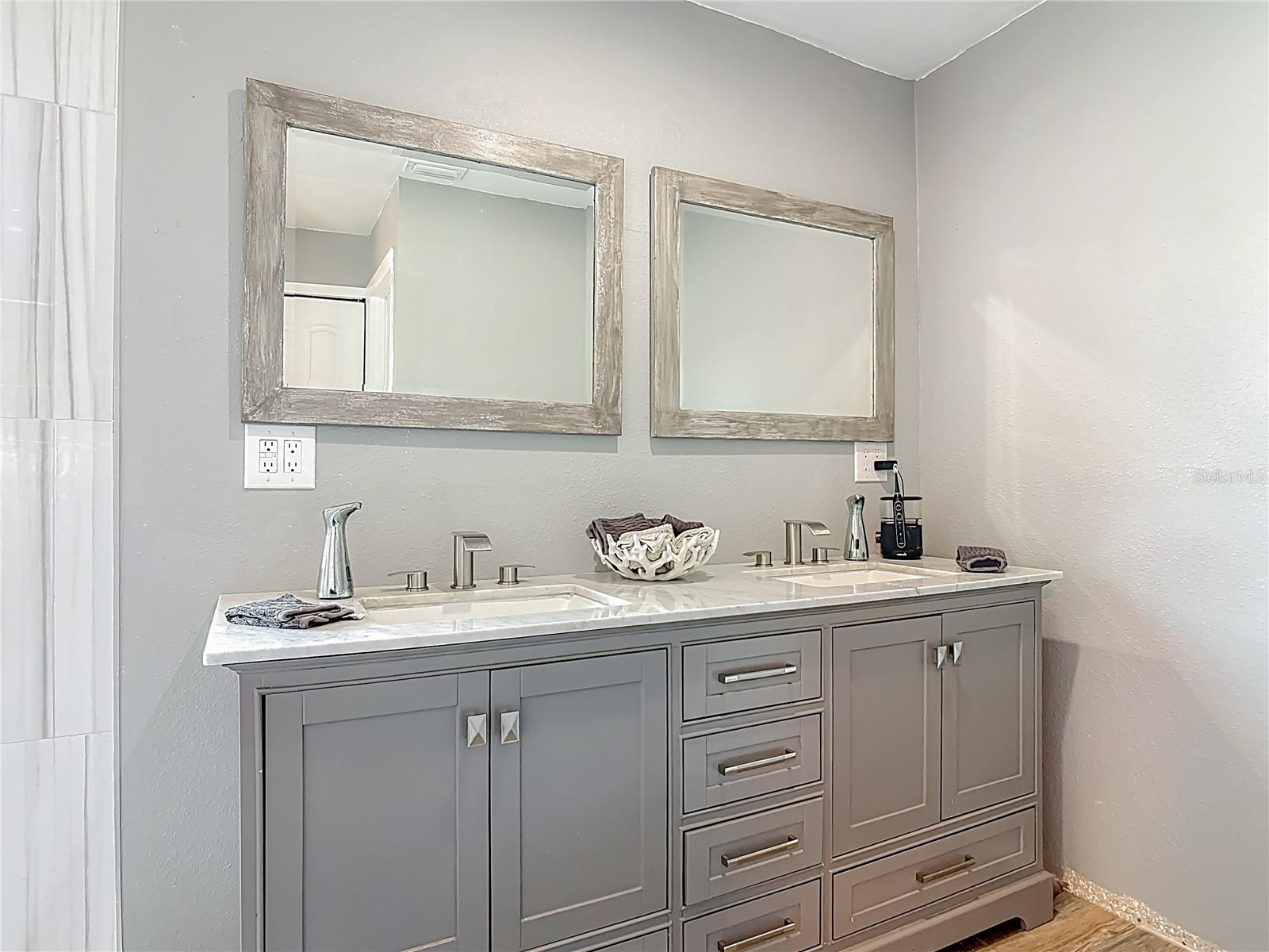 Image 28 of 66 For 2964 Little Court