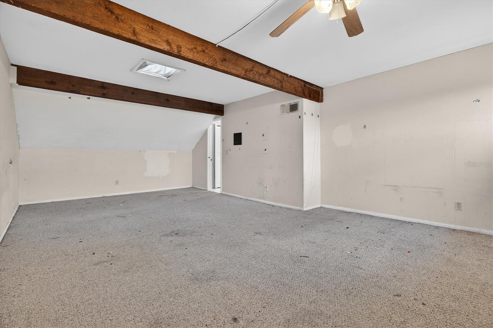 Image 17 of 38 For 230 Orienta Point Street 230