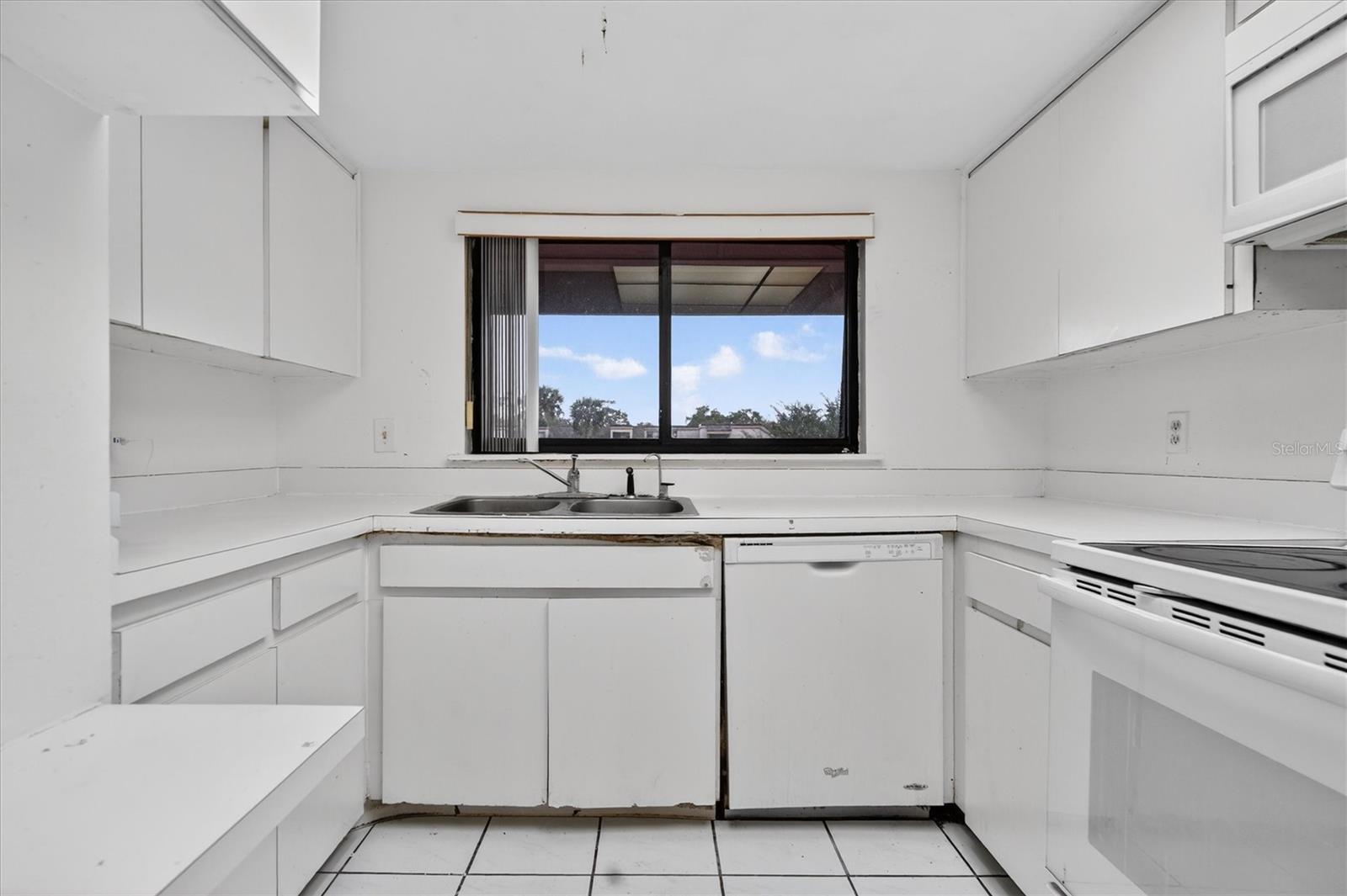 Image 24 of 38 For 230 Orienta Point Street 230