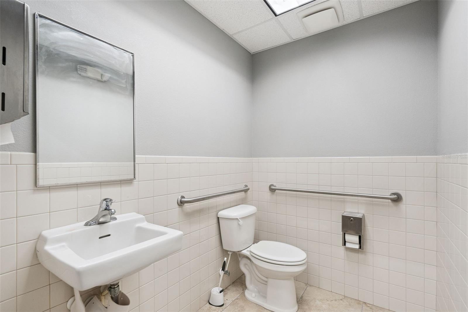 Image 34 of 39 For 1404 & 1436 Ronald Reagan Boulevard