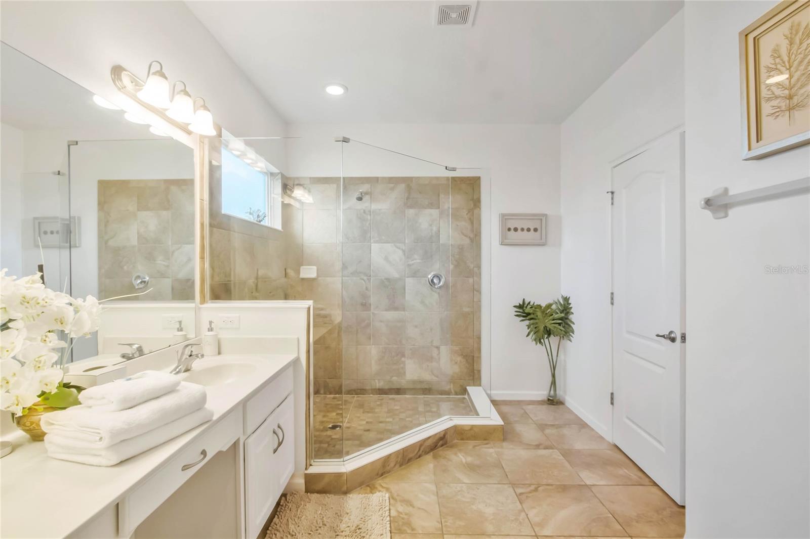 Image 34 of 56 For 4164 Oaktree Drive