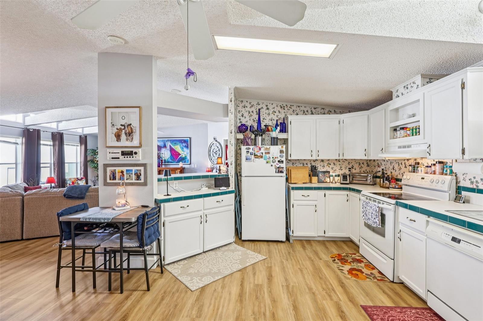 Image 12 of 38 For 176 Florence Boulevard