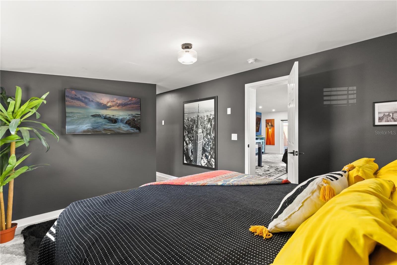 Image 18 of 37 For 5611 Sheridan Road