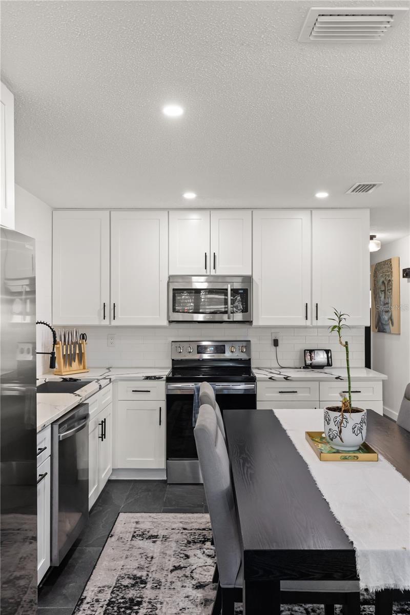 Image 23 of 37 For 5611 Sheridan Road