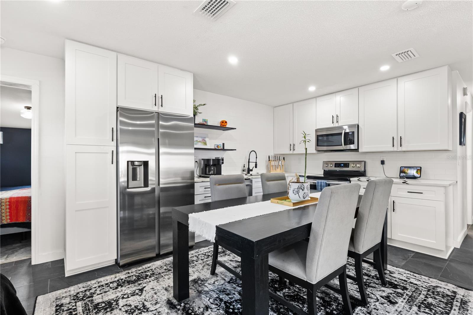 Image 6 of 37 For 5611 Sheridan Road