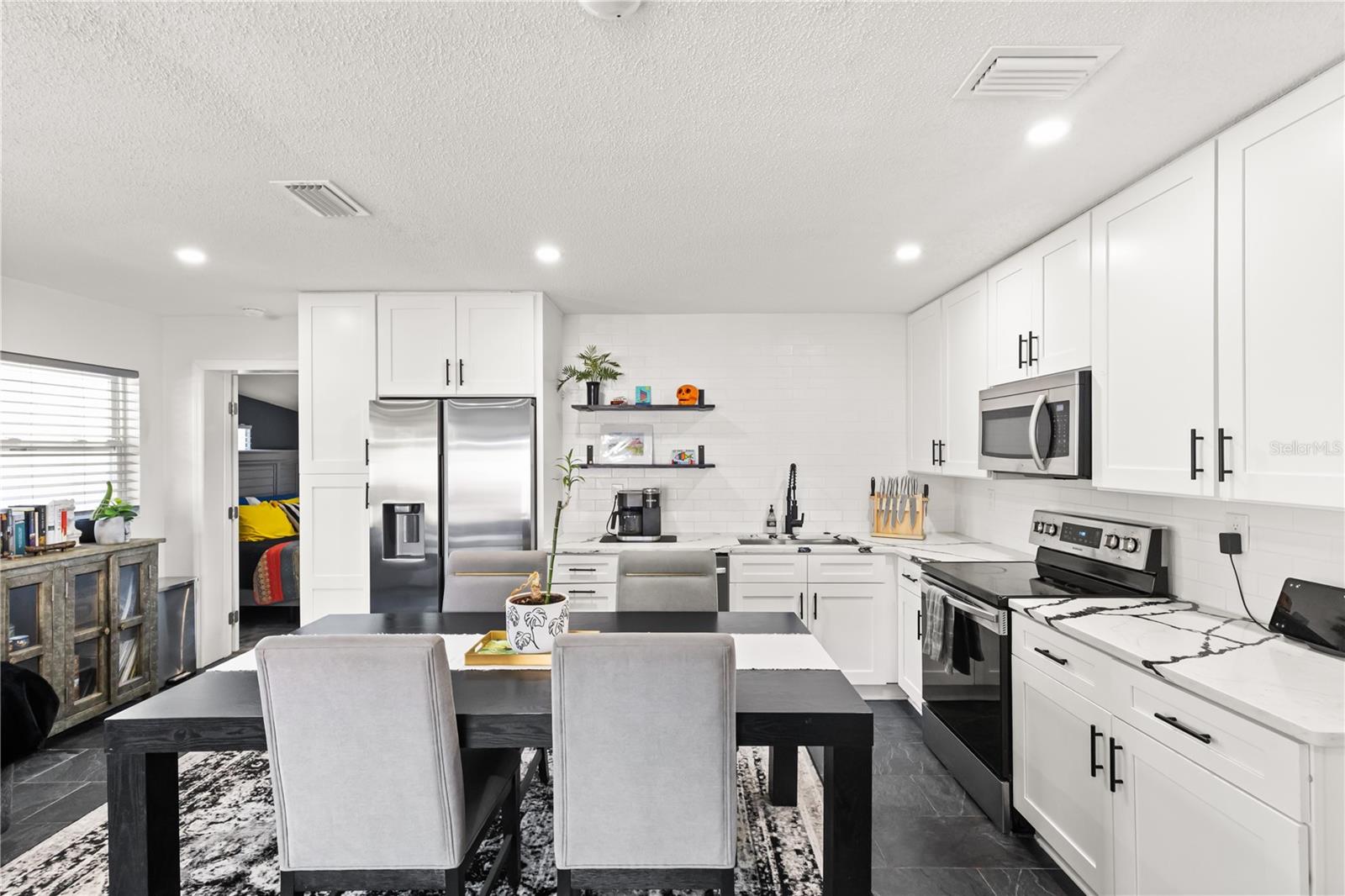 Image 8 of 37 For 5611 Sheridan Road