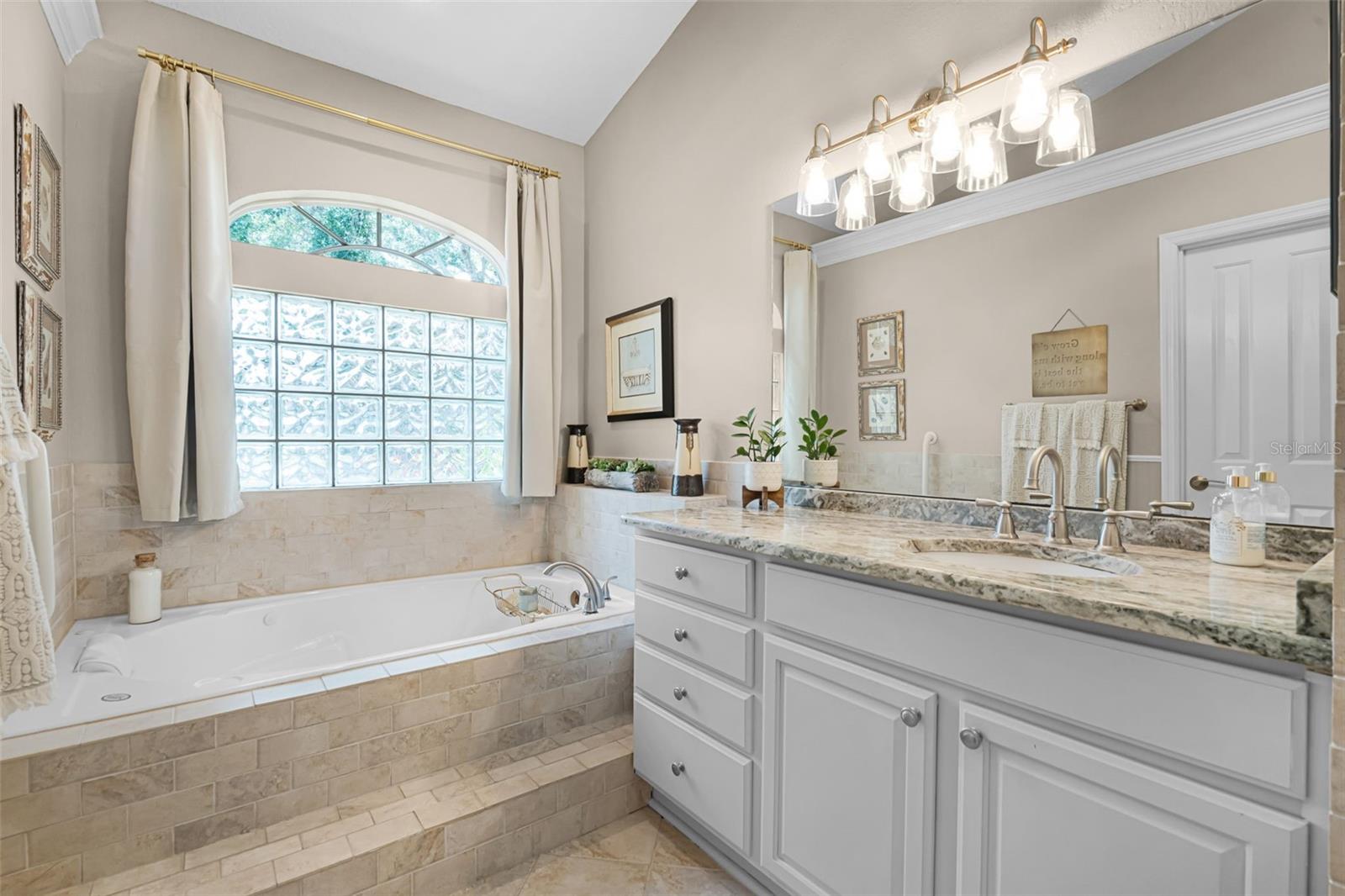 Image 32 of 78 For 174 Promenade Circle