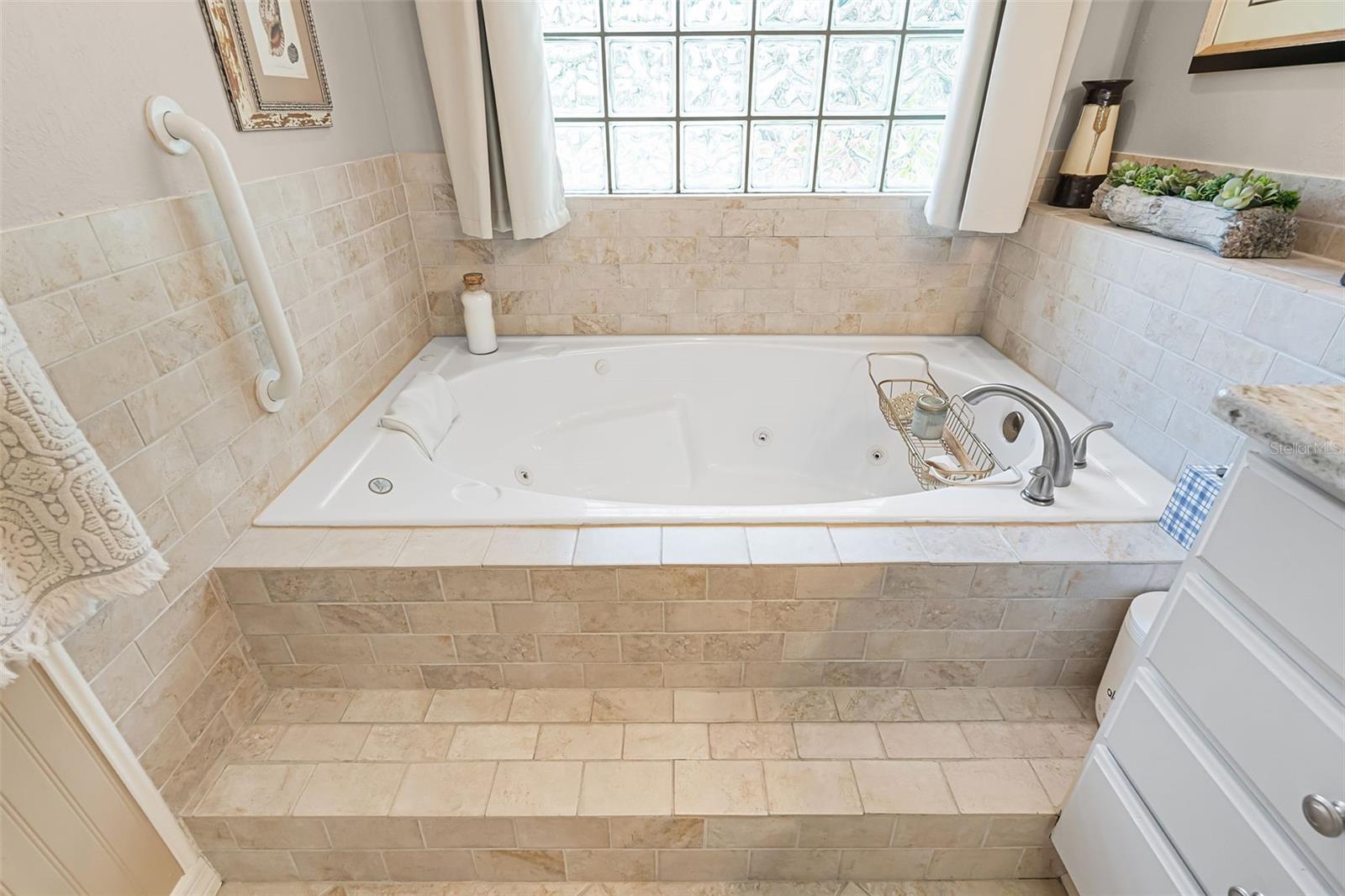 Image 33 of 78 For 174 Promenade Circle