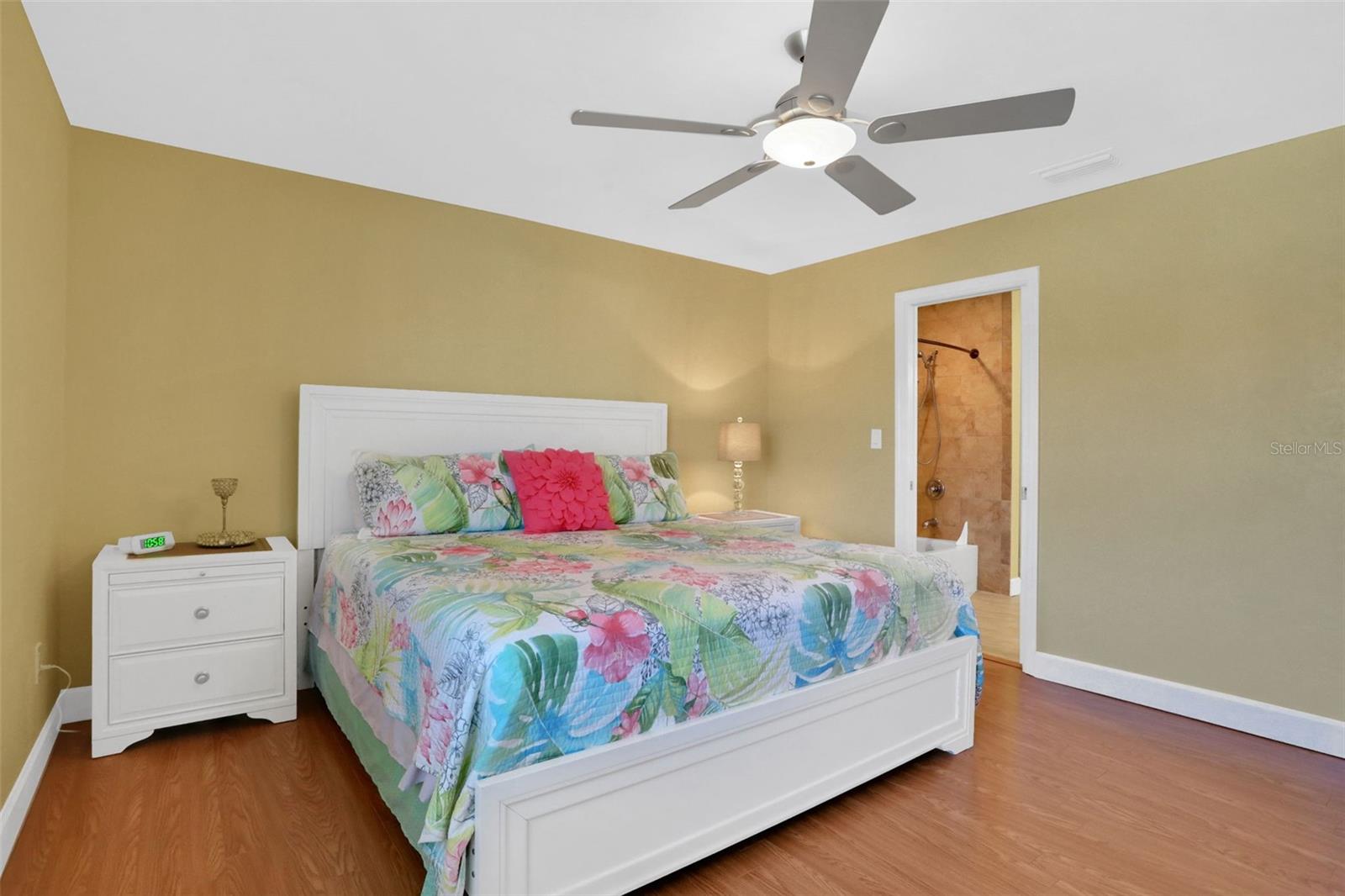 Image 21 of 49 For 33 Sea Haven Drive