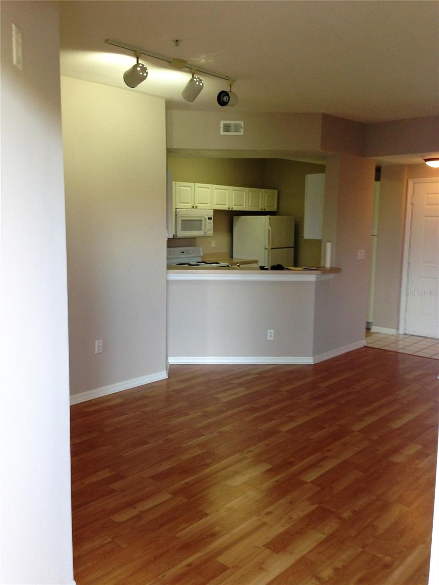 Image 9 of 18 For 5506 Metrowest Boulevard 301