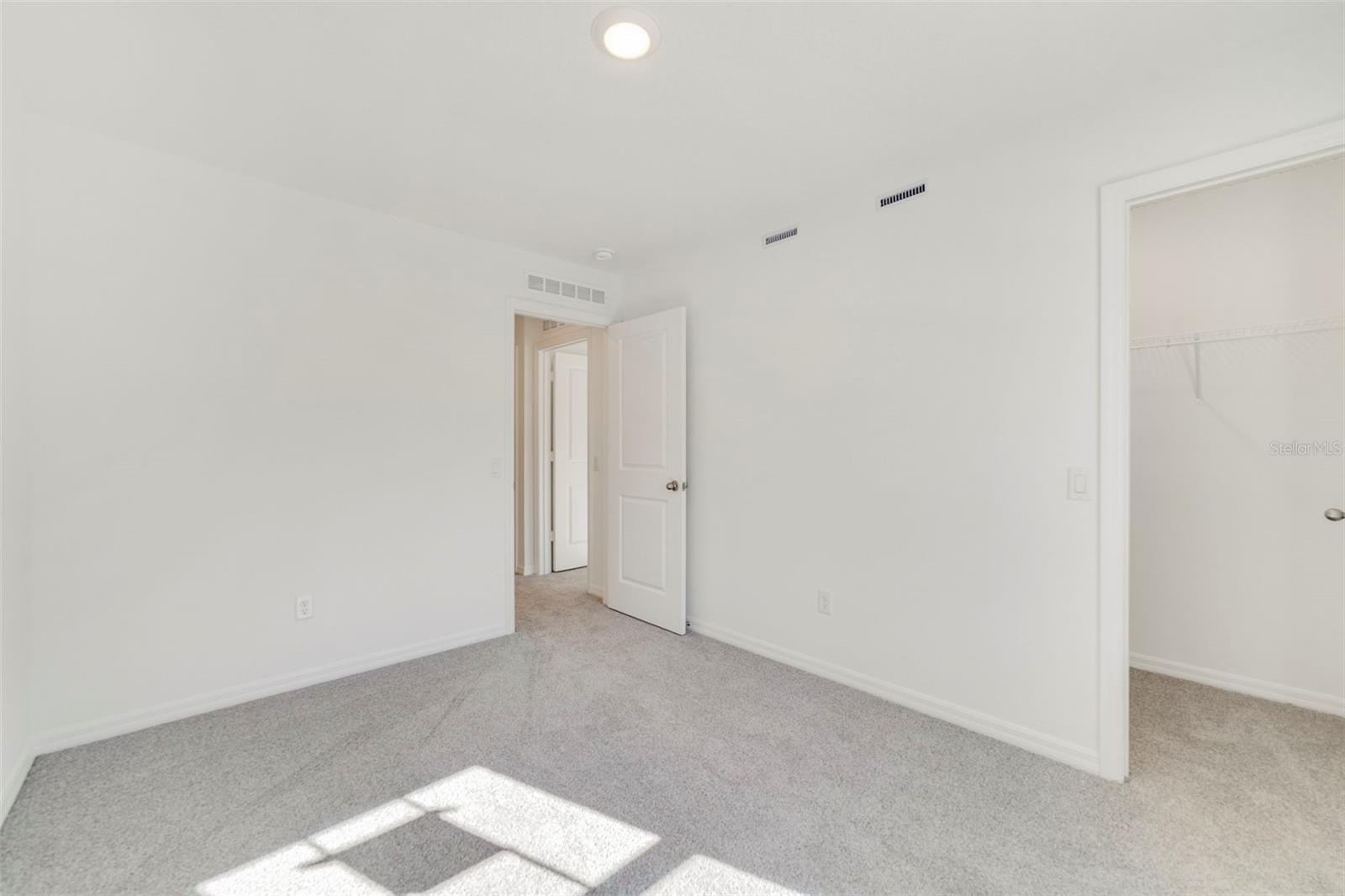 Image 17 of 25 For 1682 Greenleaf Woods Cove