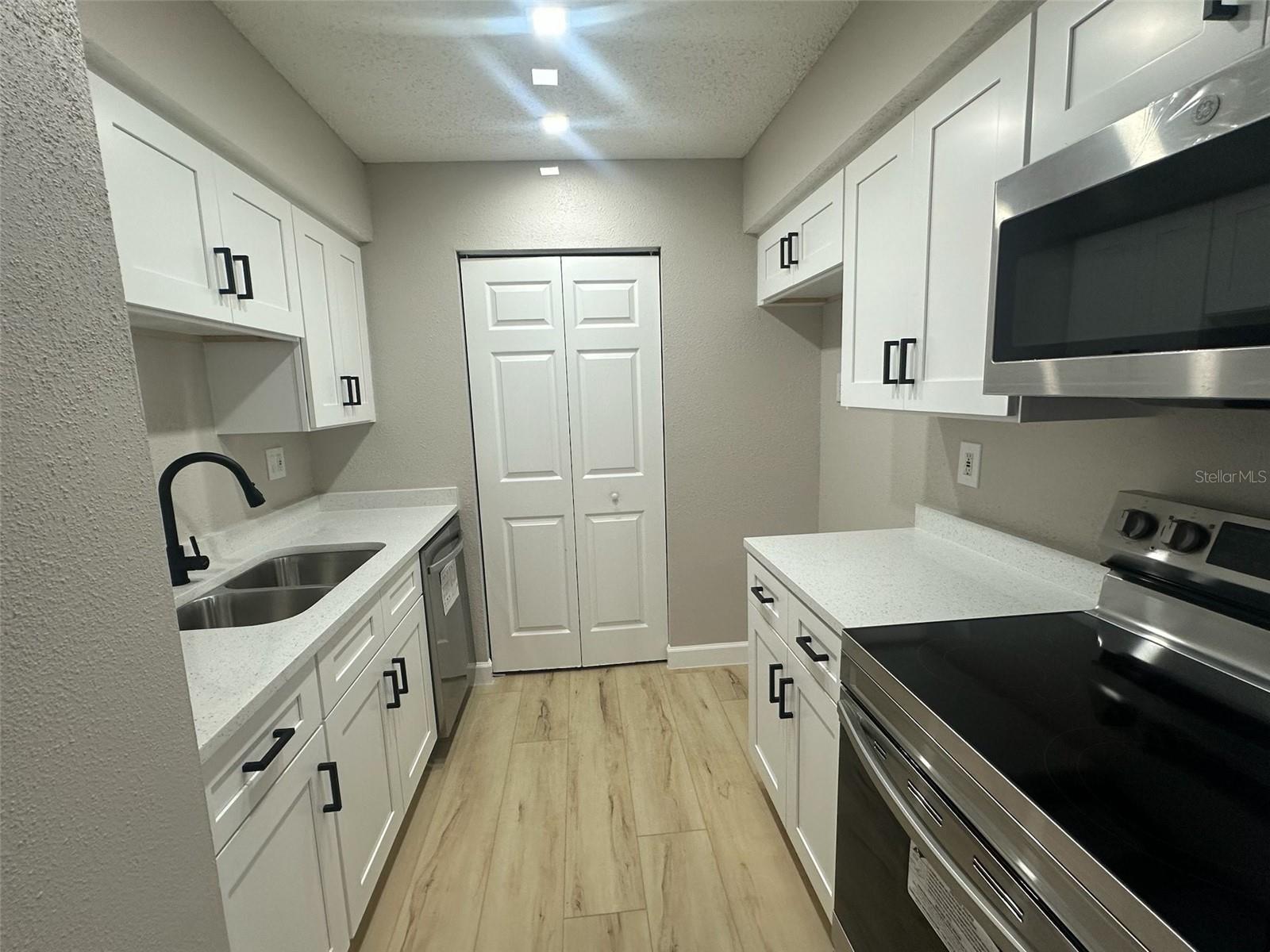 Image 6 of 21 For 3764 Idlebrook Circle 208