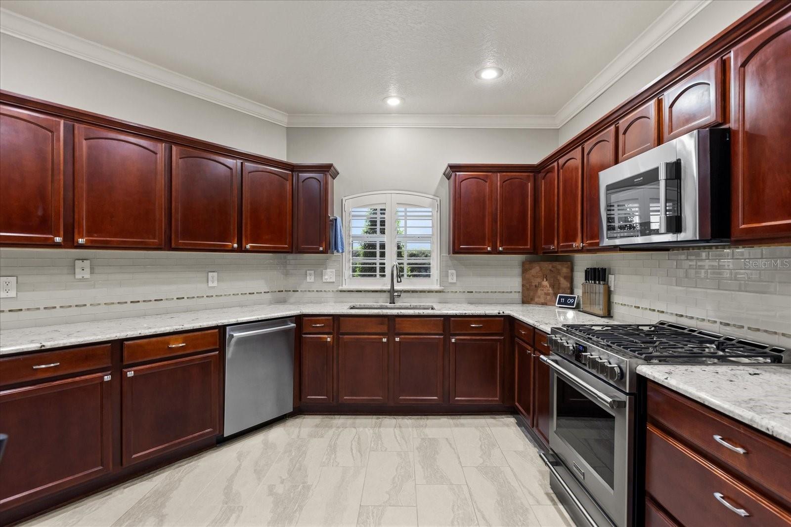 Image 17 of 44 For 512 Clarendon Avenue